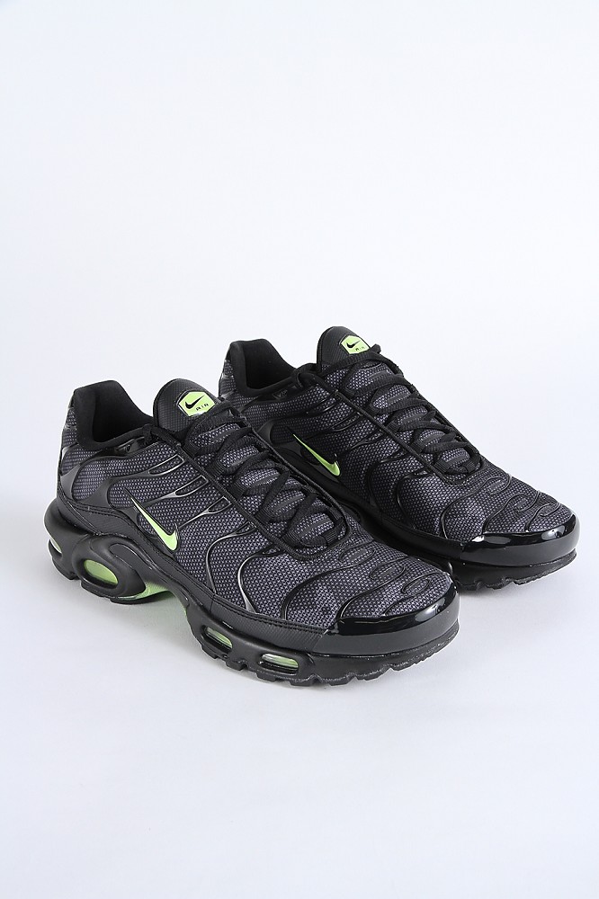 Ganar antiguo extraterrestre Nike Air Max Plus SE Black Volt Glow | Sneaker | Footwear | Animal Tracks
