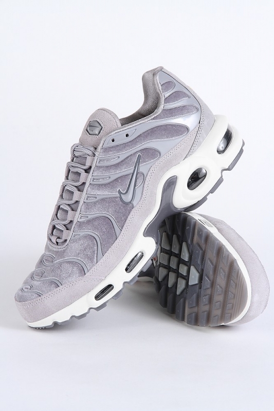 nike air max plus lx gunsmoke
