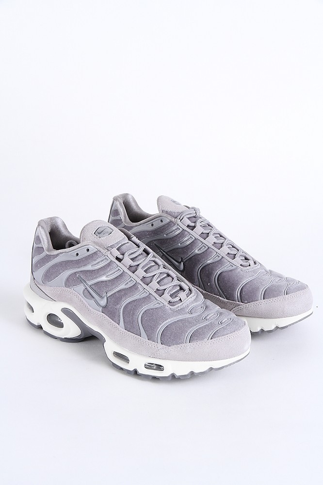nike air max plus lx gunsmoke